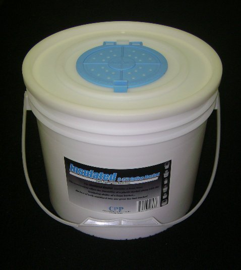 Challenge 3 1/2 Gal Bucket Insulated With Lid For Versatile Use - Inside The Bars